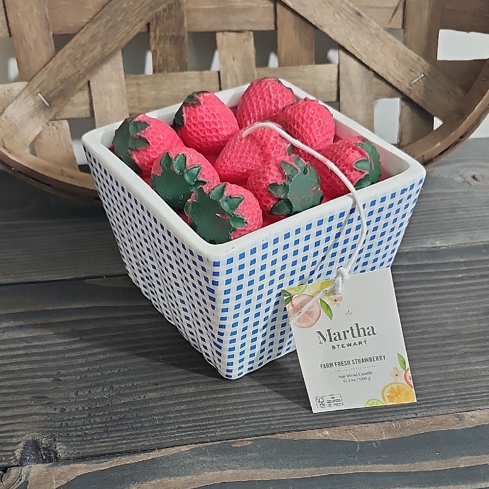 Martha Stewart Farm Fresh Strawberry Soy Blend Candle 31.7 oz – Decorative Fruit - Picture 1 of 4
